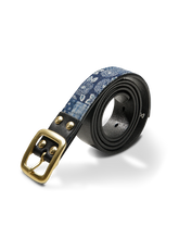 伝統的な百家布プリントを施したキルトステッチ入りレザーベルト。