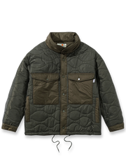 キルティングと多ポケット仕様が特徴のスタンドカラー中綿ジャケット