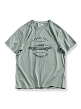 レーシングエレメントの無感プリントとリブ付きクルーネックが特徴のコットン半袖Tシャツ