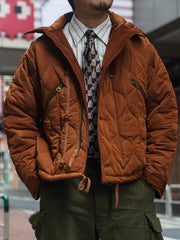 モデルがRAFMK3ジャケットを着用し、保温性能とファッション性を表現。