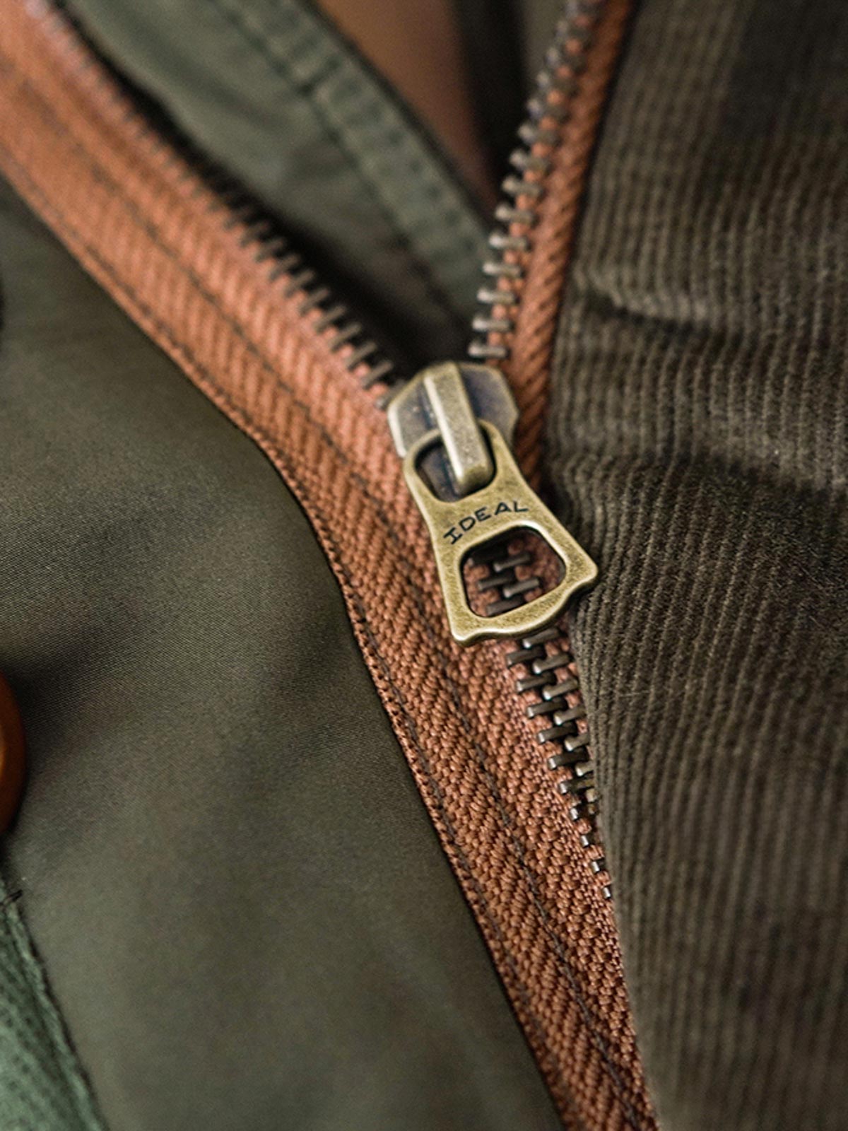 ジャケットのディテール。3Mシンサレート™の中綿と精巧な作りを示す。