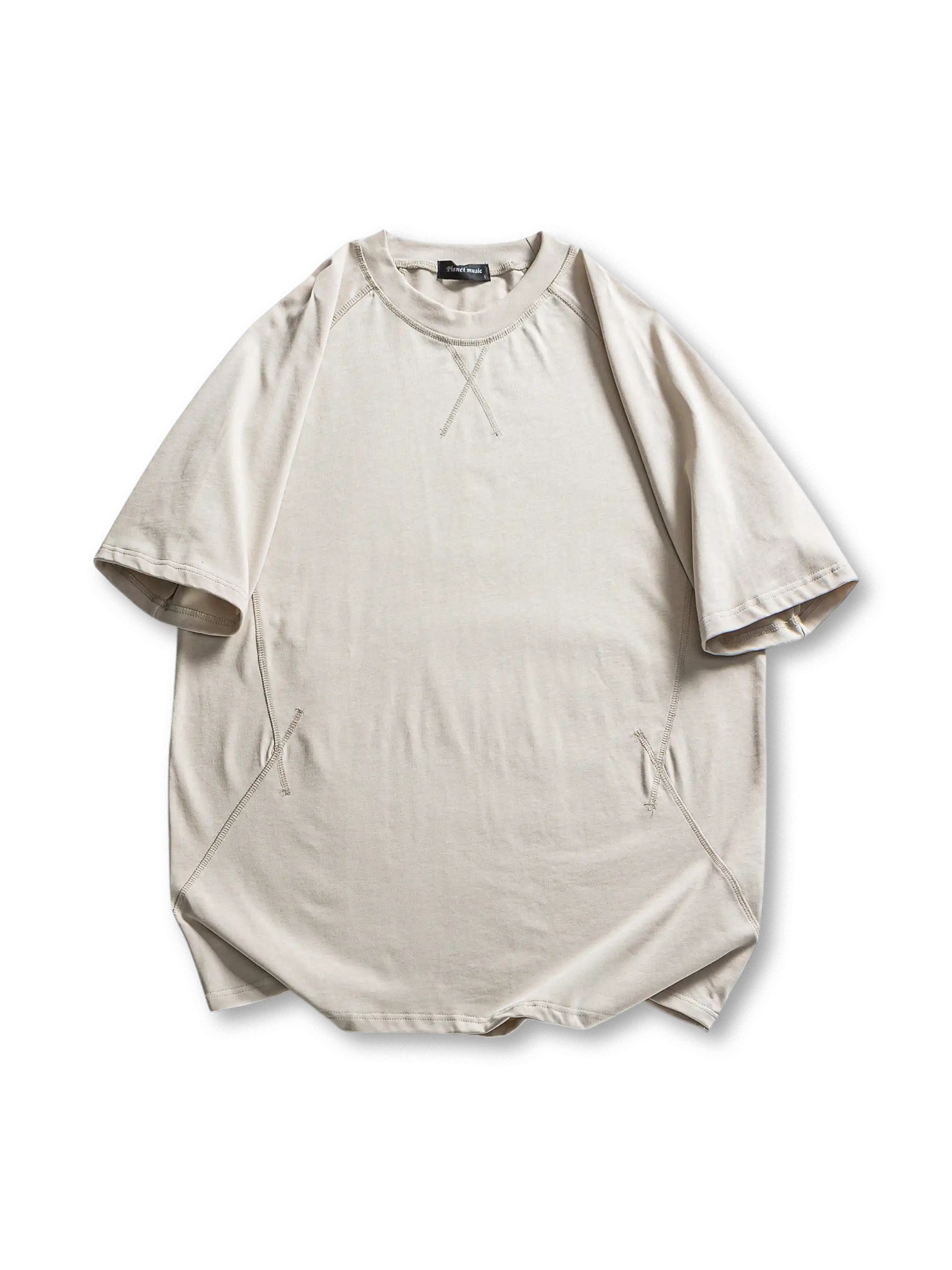 配色ステッチとラウンドカット裾が特徴のコットン100%ラグラン切り替えショートスリーブTシャツ。快適で多用途に活躍。