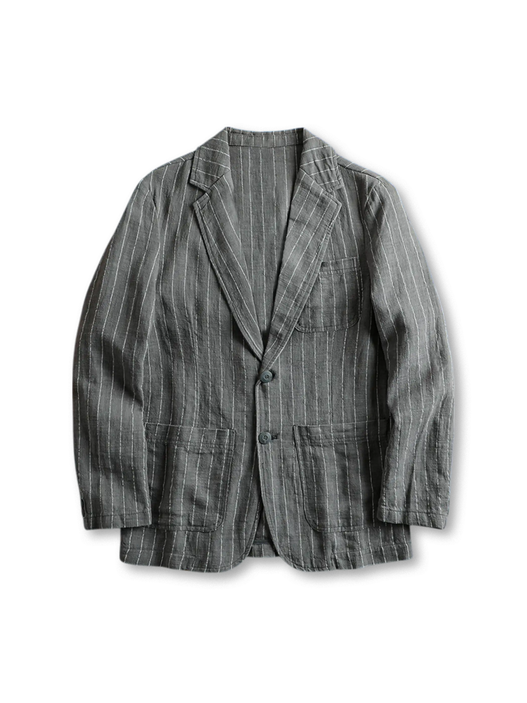 ラミーコットン混紡素材とエンザイムウォッシュ加工が特徴のストライプブレザー、立体的な胸ポケットと背面ダーツ付き