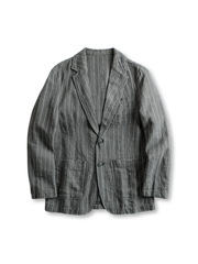 ラミーコットン混紡素材とエンザイムウォッシュ加工が特徴のストライプブレザー、立体的な胸ポケットと背面ダーツ付き