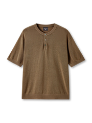 レーヨン×リネンの混紡糸とヘンリーネックが映えるニットシャツ