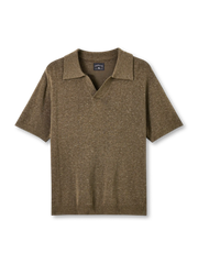 レーヨンリネンヘンリーニットの全身ビュー、ヘンリーネックとリブ編みディテールを強調。