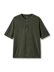 レーヨンリネンヘンリーニットの全身ビュー、ヘンリーネックとリブ編みディテールを強調。