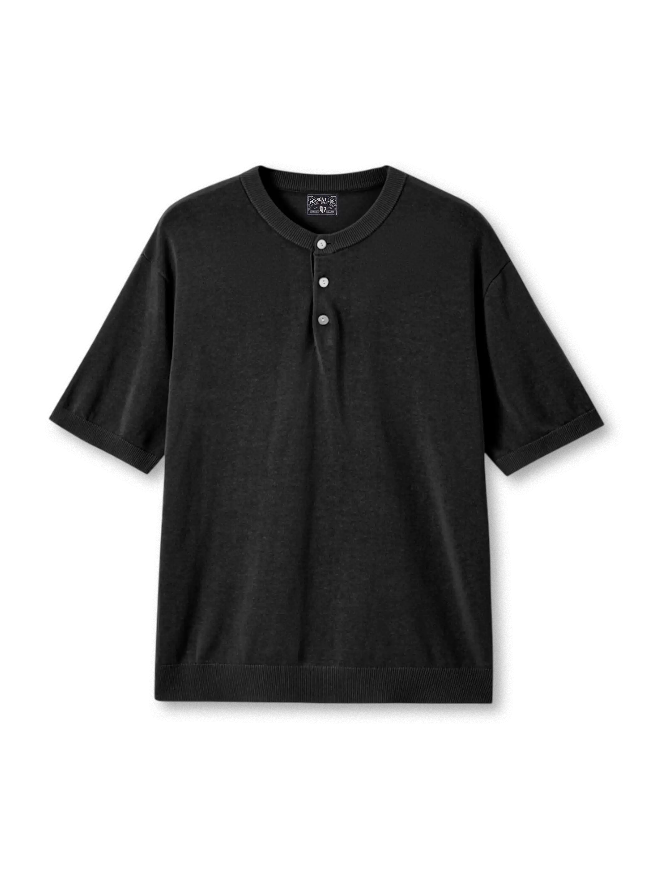 レーヨンリネンヘンリーニットの全身ビュー、ヘンリーネックとリブ編みディテールを強調。