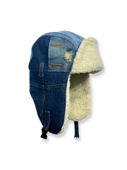 デニムパッチワークとシープスキン風ボア裏地が特徴の保温性に優れたフライトキャップ。調節ストラップ付き。