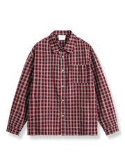 ワインレッドとダークトーンのレッドチェック柄長袖シャツ。