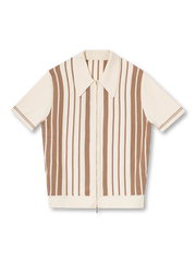 ブラウンストライプとフルジップが特徴のリラックスフィットニットポロ