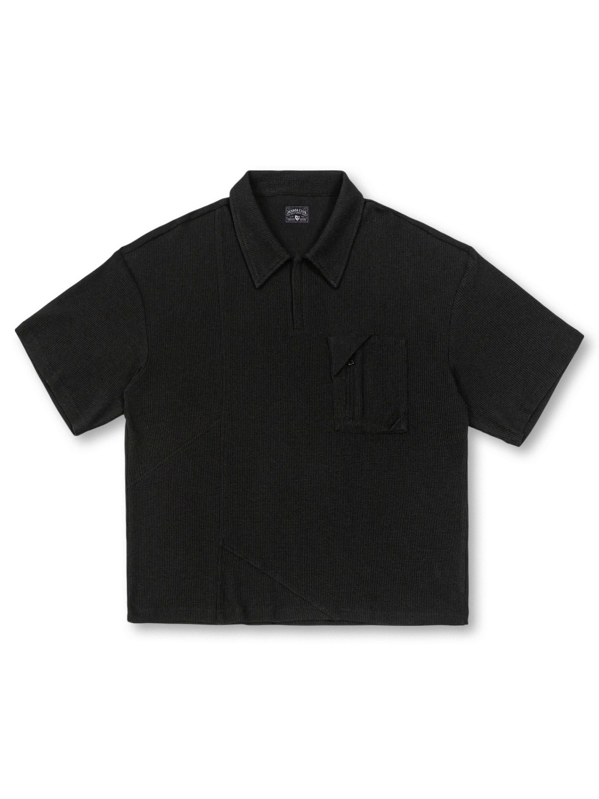 レトロワッフルポロシャツの全身ビュー、胸ポケットとワッフル編地を強調。