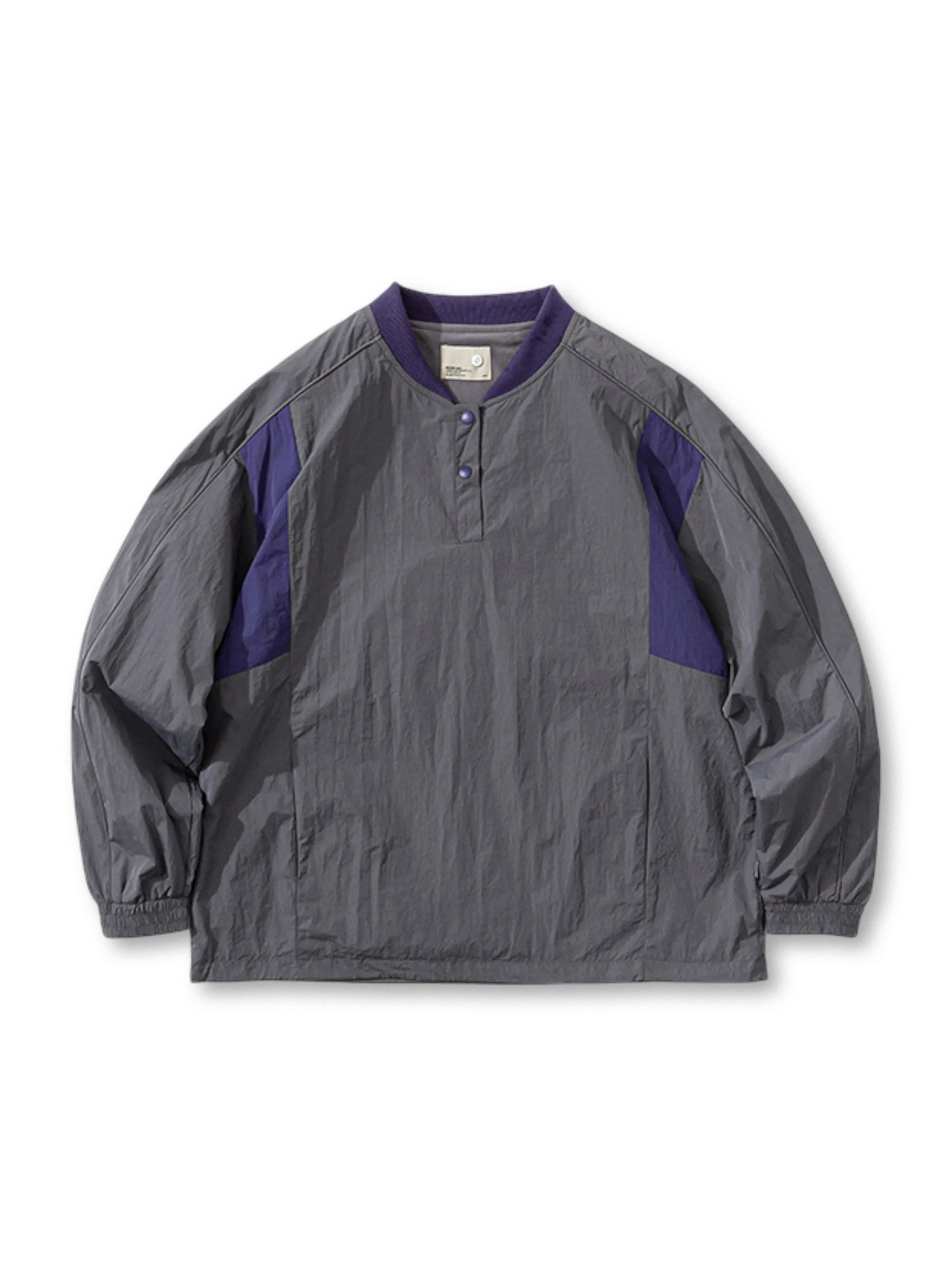 軽量素材とレトロベースボールネックが特徴のプルオーバーシャツ