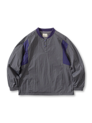 軽量素材とレトロベースボールネックが特徴のプルオーバーシャツ