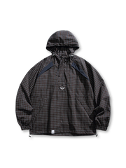 レトロチェック柄と配色切り替えが特徴のコットン製フードジャケット。調節可能なドローコード付きで快適な着心地。