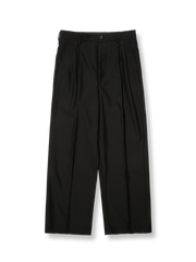 軽量精紡ウール素材と1930–50年代風ワイドシルエットが特徴のスラックス