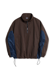 軽量シボ加工ナイロンとヴィンテージブルーコーデュロイのパネルコンビネーションハーフジップジャケット。プロテクションパネル付き。