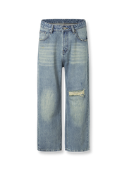 レトロな破れ加工が施されたストレートジーンズ