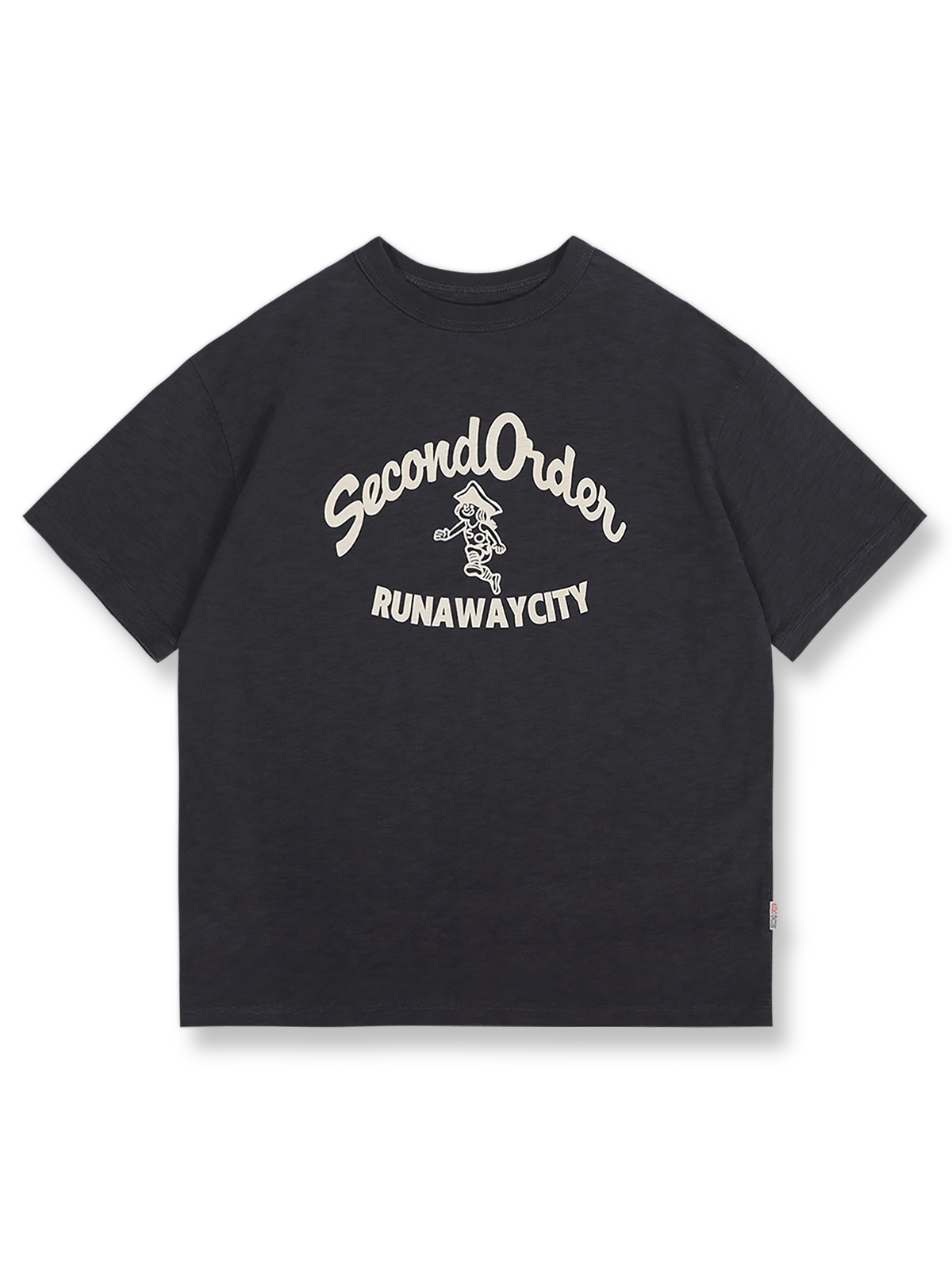 ドロップショルダーとコントラストパイピングが特徴のレトロ半袖Tシャツ