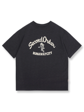 ドロップショルダーとコントラストパイピングが特徴のレトロ半袖Tシャツ