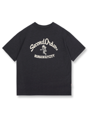 ドロップショルダーとコントラストパイピングが特徴のレトロ半袖Tシャツ