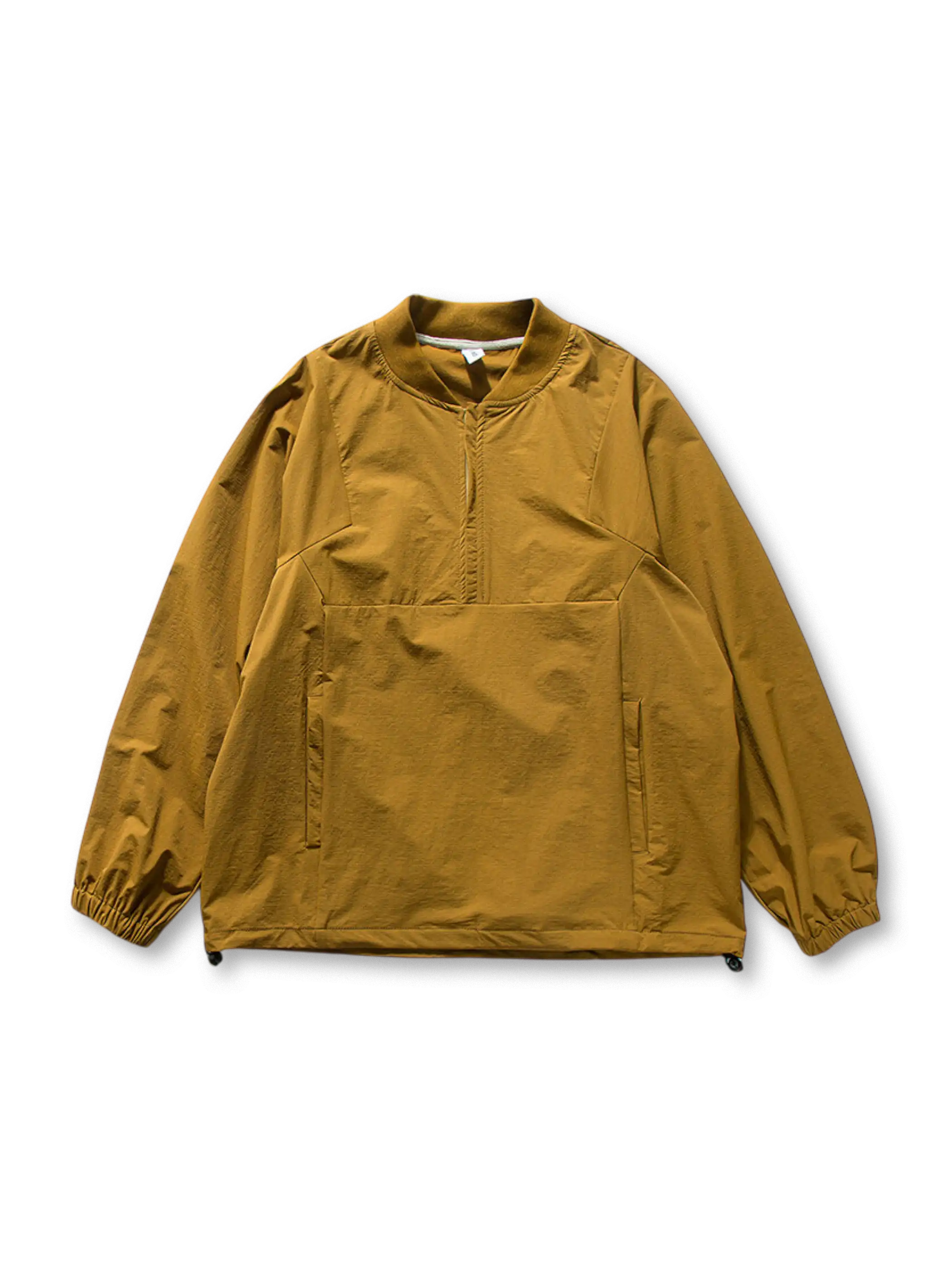 ハーフジップと立ち襟が特徴の軽量プルオーバー。ゆったりシルエットで春秋のライトアウターに最適。