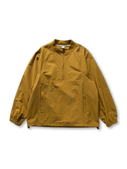 ハーフジップと立ち襟が特徴の軽量プルオーバー。ゆったりシルエットで春秋のライトアウターに最適。