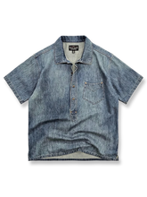 鉱夫の作業服を思わせるプルオーバーデザインと胸ポケットが特徴のウォッシュ加工デニム半袖シャツ