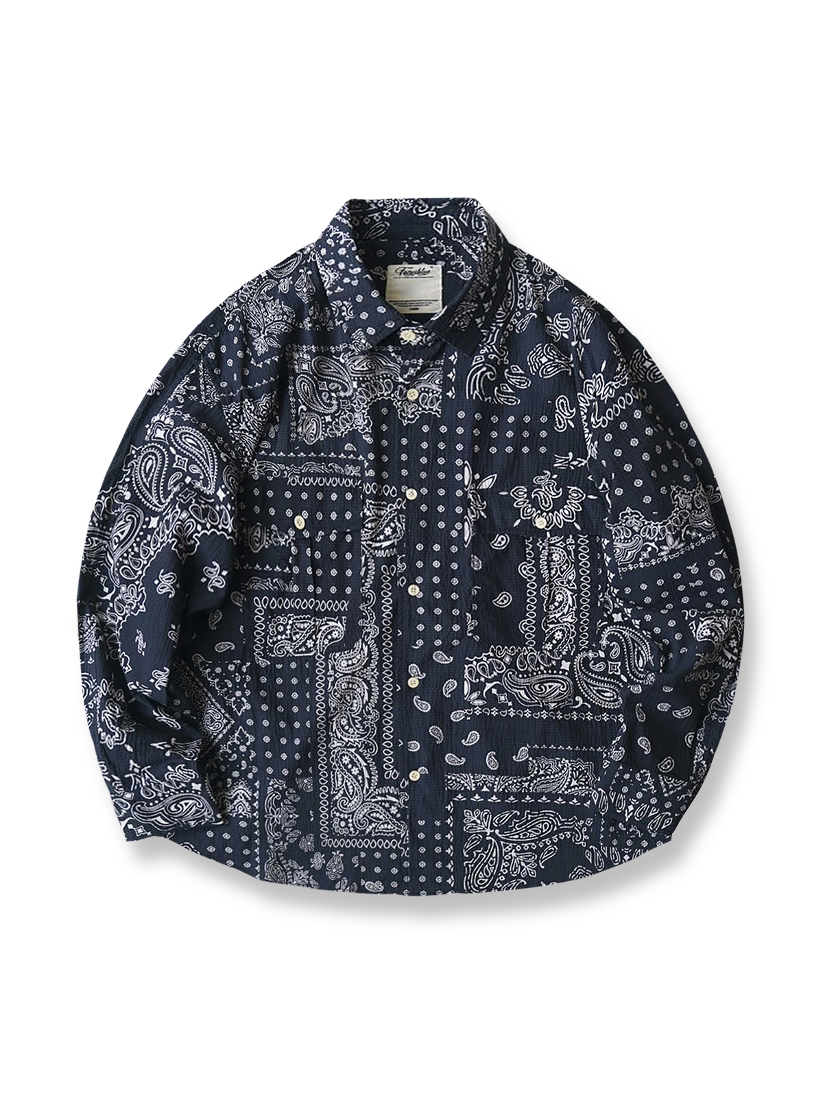 レトロなペイズリー柄が特徴の軽やかなオーバーサイズシャツ