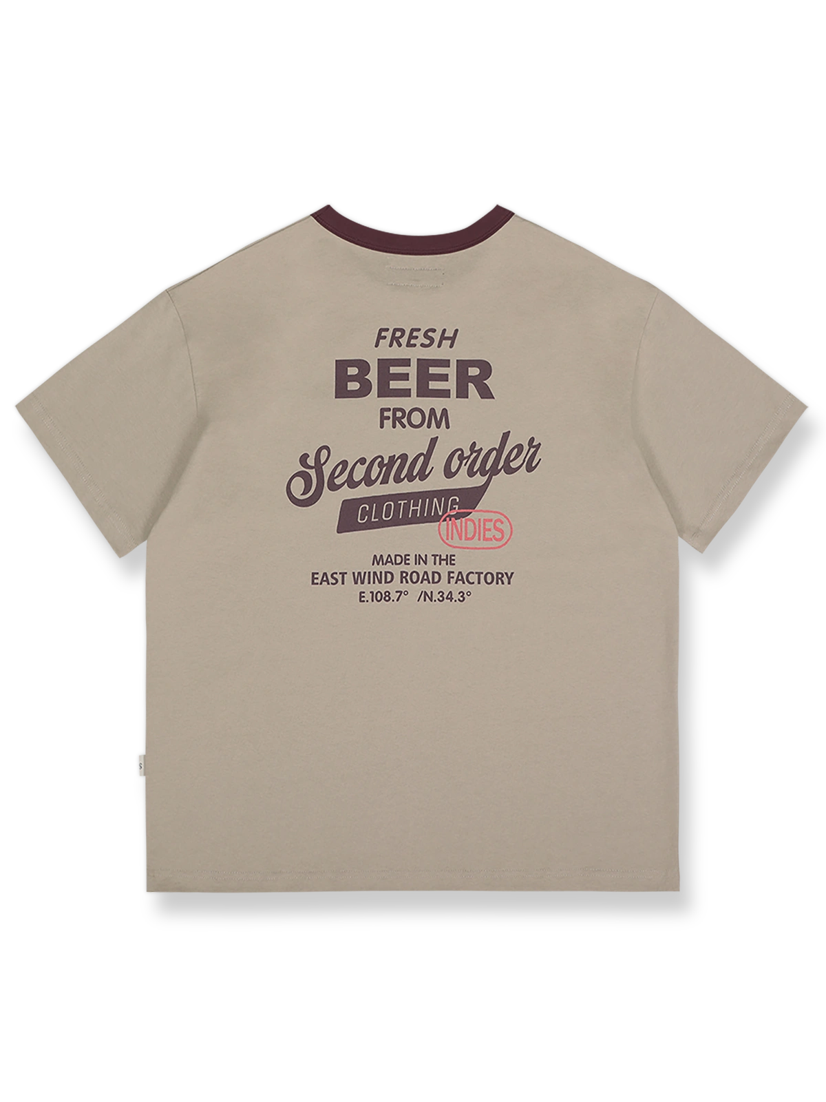 パイピングポケットとレトロプリントが特徴のオーバーサイズコットンTシャツ