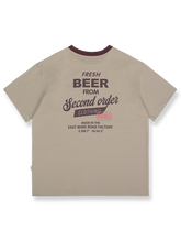 パイピングポケットとレトロプリントが特徴のオーバーサイズコットンTシャツ