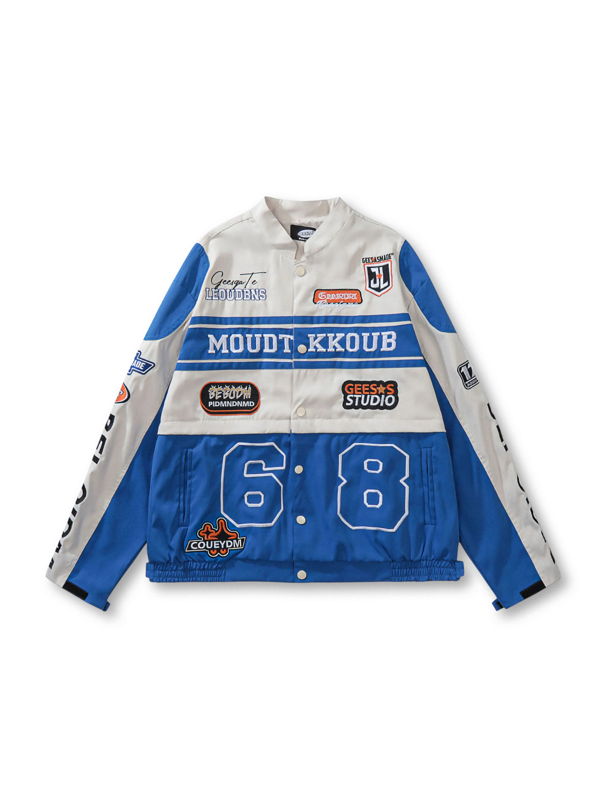 1960〜70年代風レーシングスーツデザインのノーカラージャケット。大きな「6.8」ナンバリングとブランド風ワッペン、ベルクロ袖口、着脱式中綿ライナー対応。