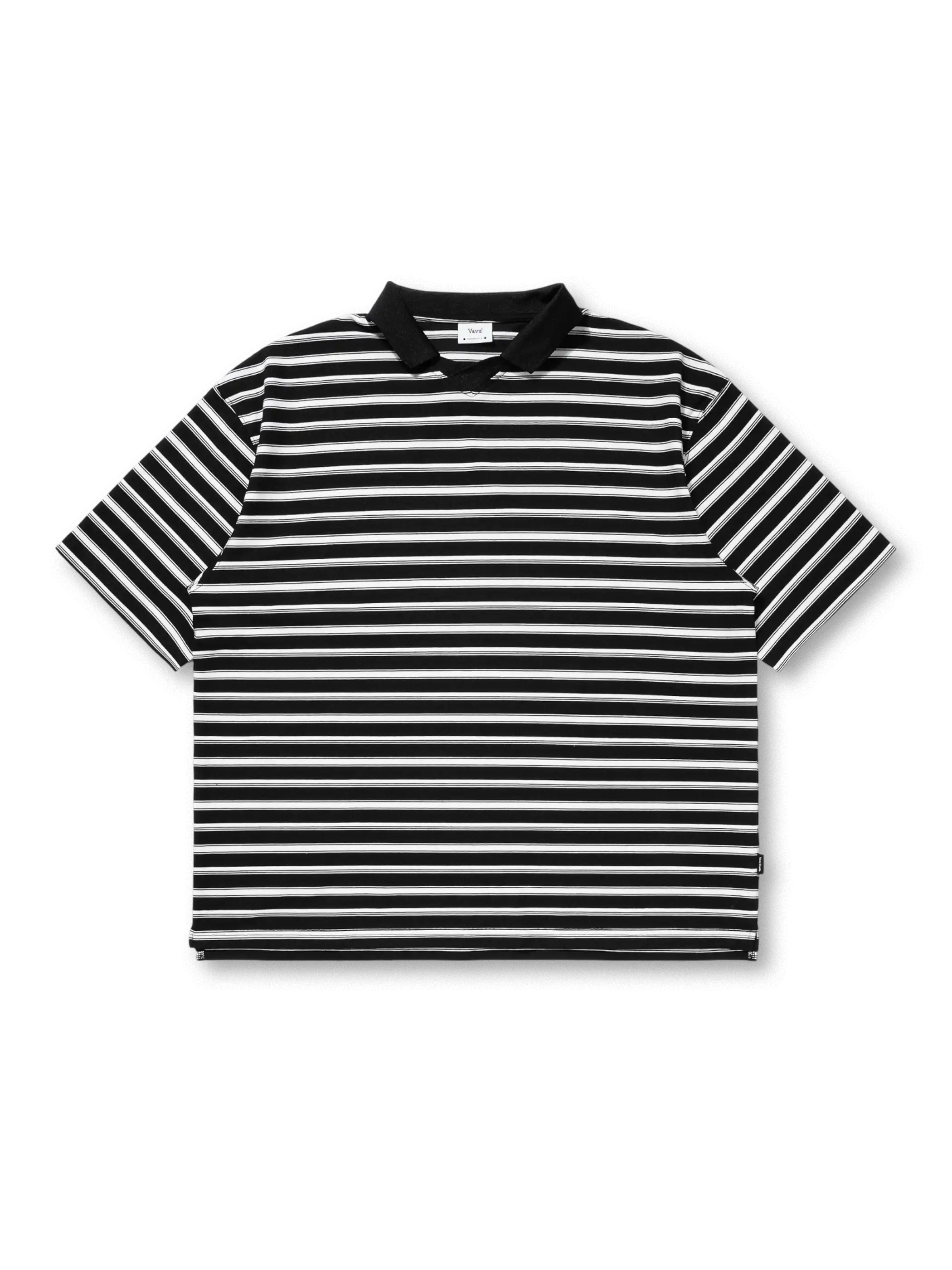 レトロなストライプ柄とV字フラットカラーが特徴の通気性と速乾性に優れた混紡素材ポロシャツ。