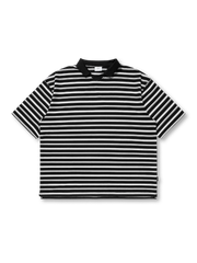 レトロなストライプ柄とV字フラットカラーが特徴の通気性と速乾性に優れた混紡素材ポロシャツ。