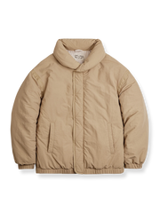 スタンドカラーとテーラード襟が特徴の厚手中綿ジャケット。