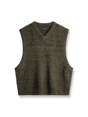 モスグリーンのフリース感が特徴のVネックウール混紡ニットベスト。