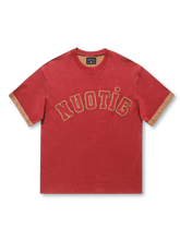 リバーシブル仕様で異なるカラーリングと立体刺繍ロゴが特徴のカレッジジャージ風Tシャツ。