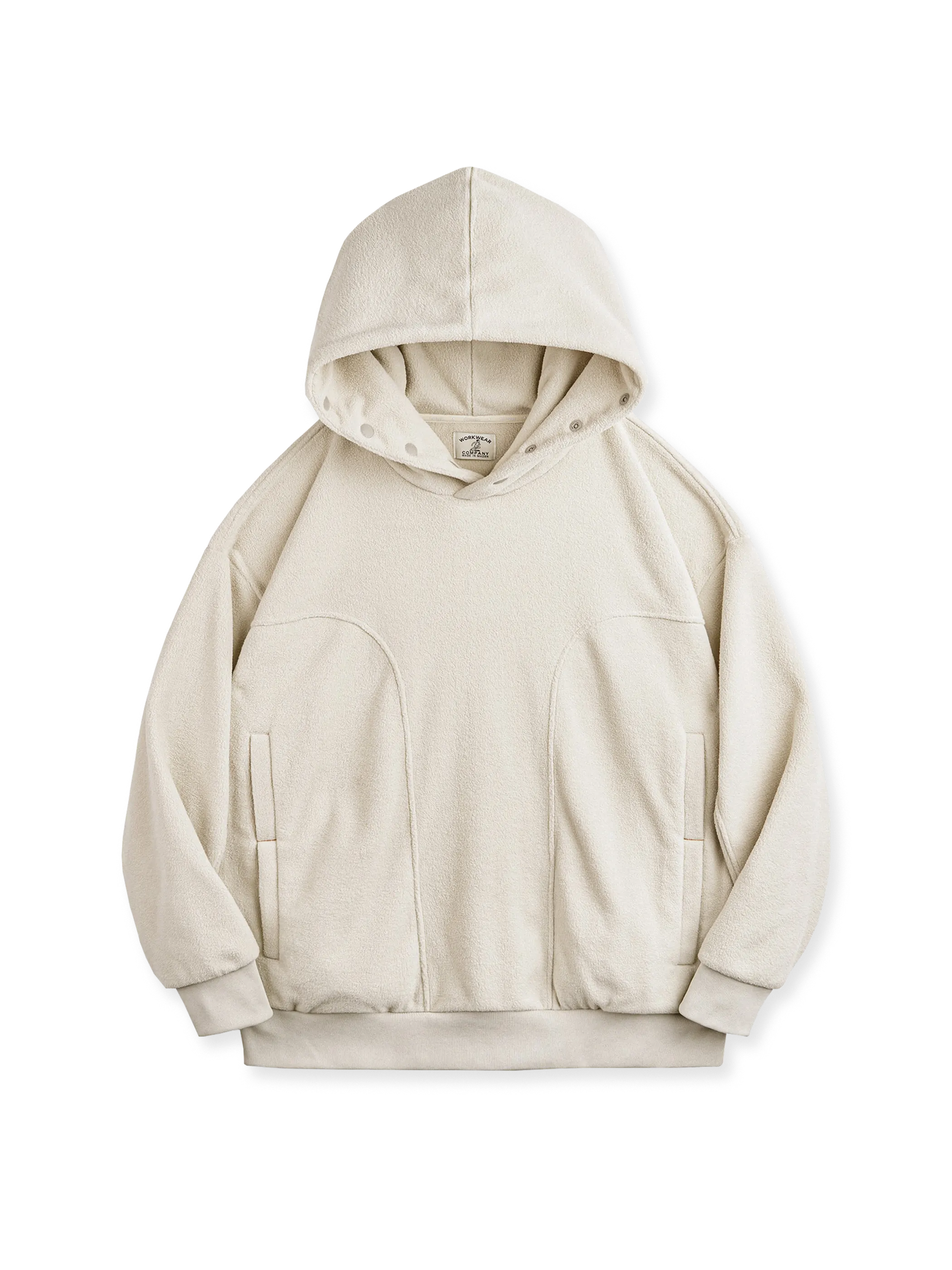 両面フリース素材を使用したフード付きスウェット。300gの高密度フリースで保温性と耐久性を備え、8つのスナップボタン付きフードが調節可能。袖口と裾は高弾力リブ仕様で冷気を防ぐデザイン。