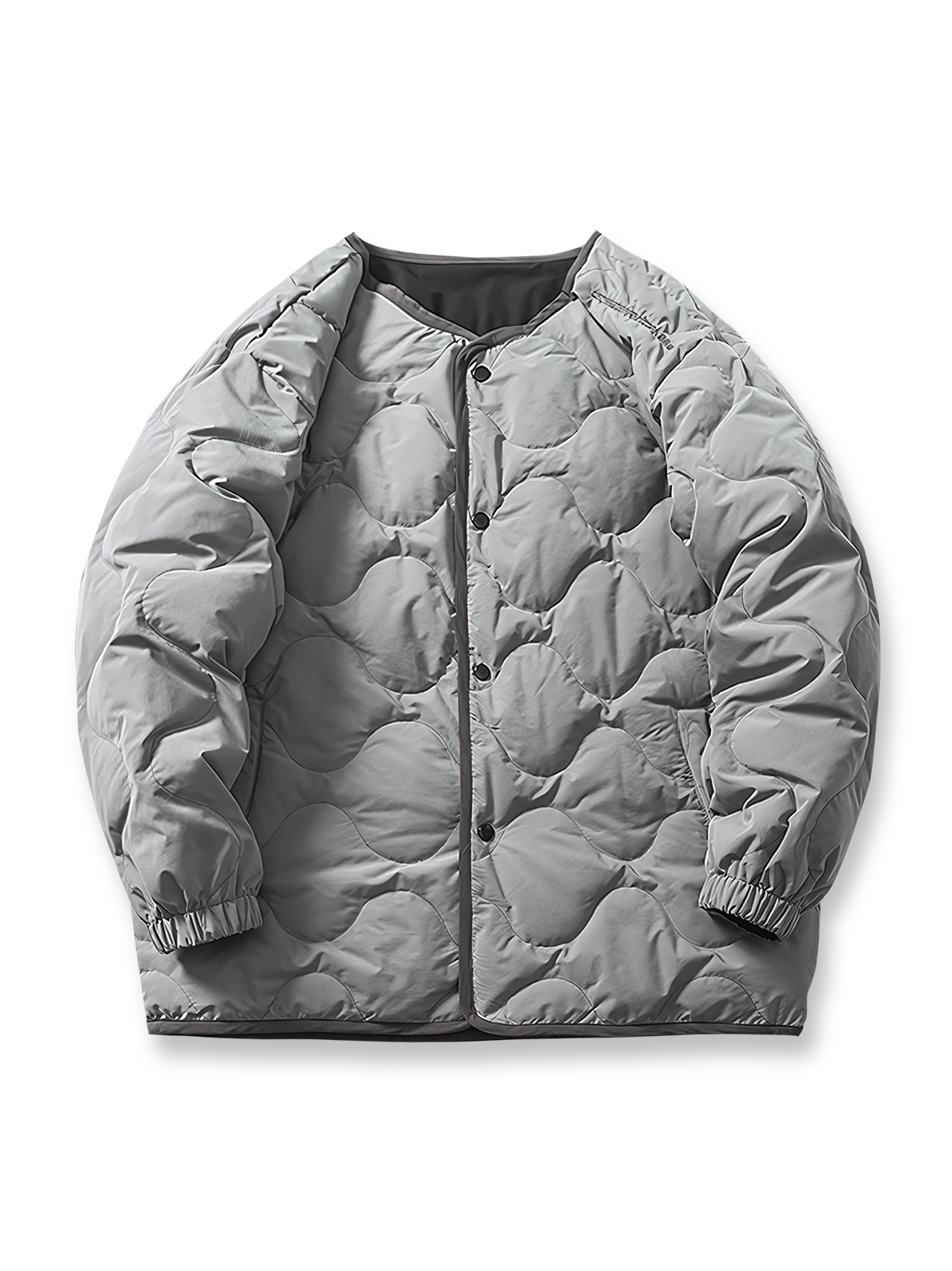 リバーシブル仕様で高品質ダウン使用、軽量かつ暖かいキルティングインナーダウンジャケット