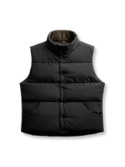 表裏異なるキルティングと無地のリバーシブル中綿ベスト。