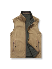 リバーシブルで立襟デザインのアウトドアベスト。