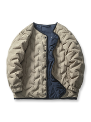 グレーベージュとネイビーのリバーシブルダウンジャケット、テフロン加工で撥水性を備えた軽量ダウンジャケット