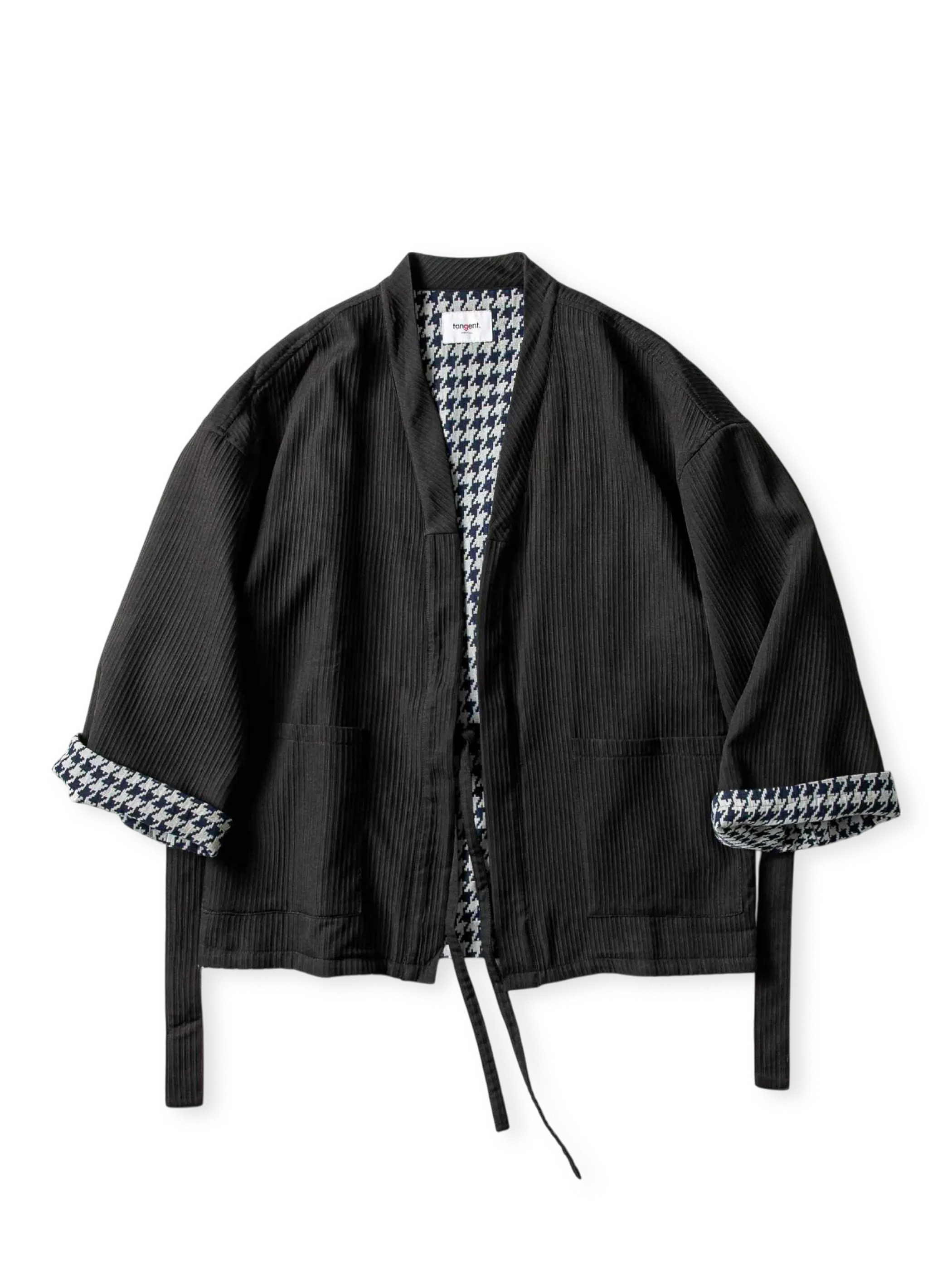 東洋伝統のゆったりシルエットと黒ストライプ、チェック柄をスプライスした両面着用可能なジャケット。ドローストリング付き。
