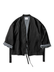 東洋伝統のゆったりシルエットと黒ストライプ、チェック柄をスプライスした両面着用可能なジャケット。ドローストリング付き。