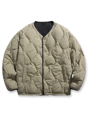 波形キルティングとリバーシブル仕様のVネックダウンジャケット。90%ホワイトダックダウン使用、大容量ポケット付き。