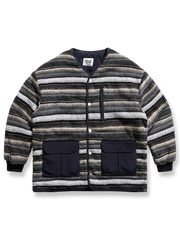 リバーシブル仕様とマフラー付きが魅力のウール混中綿ジャケット