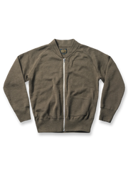 1940年代WWIIのC-2軍用ニットを再現したジップアップカーディガン。オリーブグリーンのクラシックなデザインで高い保温性を持つウール混紡素材を使用。隠しポケットとリブ編み襟が特徴。秋冬のカジュアルやミリタリースタイルに最適。