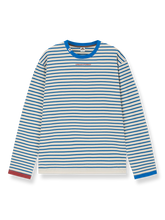 リブ切り替えストライプとアートワークプリントが映える長袖Tシャツ。