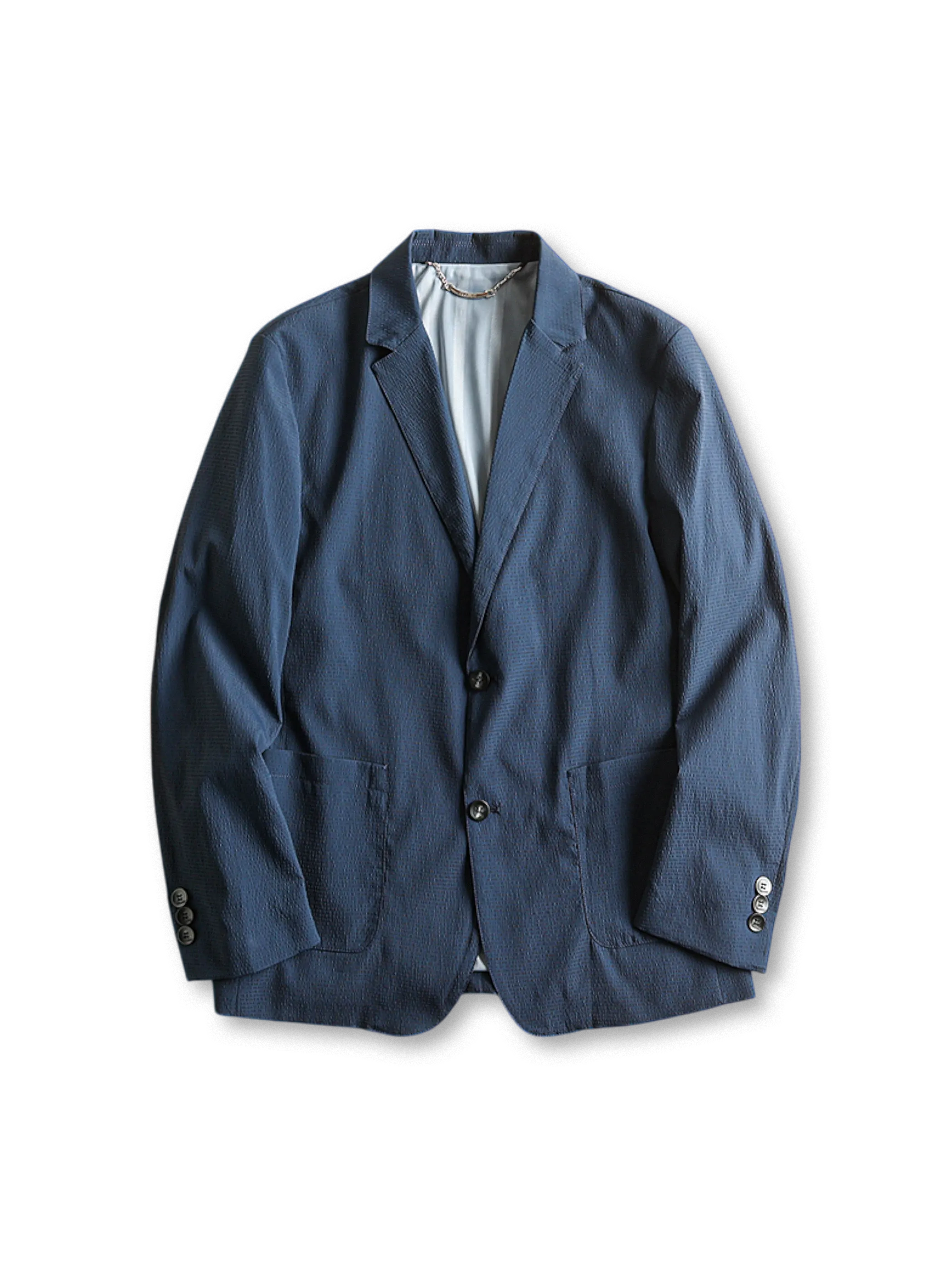 水波紋テクスチャー素材とストレッチ性を備えた軽量スリムビジネスジャケット。イージーケア仕様。