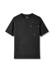 ポケットリベットテンセルリネンニットTシャツの全体図、胸ポケットとリベットディテールを強調。